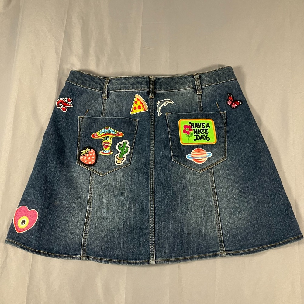 A-Line Denim Skirt Women's Size 14 Button Front Patches Embroidered 90s Y2K - Picture 9 of 15